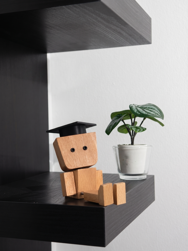 Mizooo Graduated handmade wooden desk figure wearing a graduation cap, in beech wood